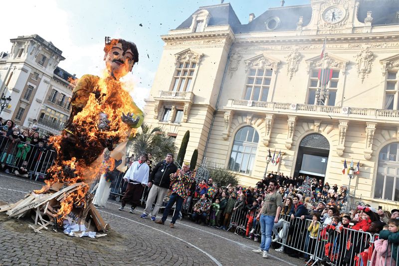 La mise à mort d’Esquivat, Tarbes (Hautes-Pyrénées, France) Carnaval de Bigorre ©Tarbes Tourisme, 2023