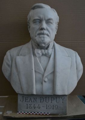 Buste de Jean Dupuy par Firmin Michelet.
