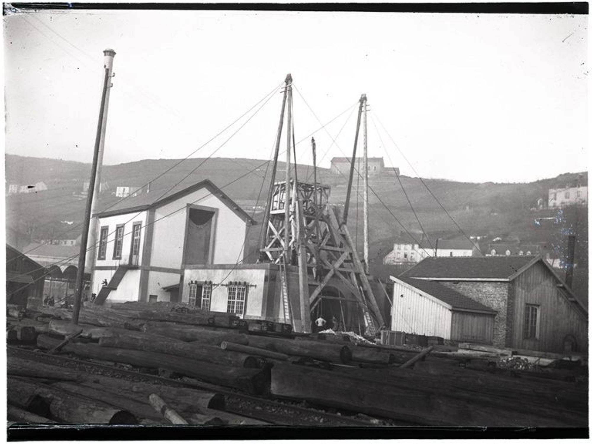 Le puits Saint-Antoine. Installation du chevalement provisoire en 1898. Entre 1898 et 1902. © CUCM, Collection Ecomusée, reproduction D. Busseuil.