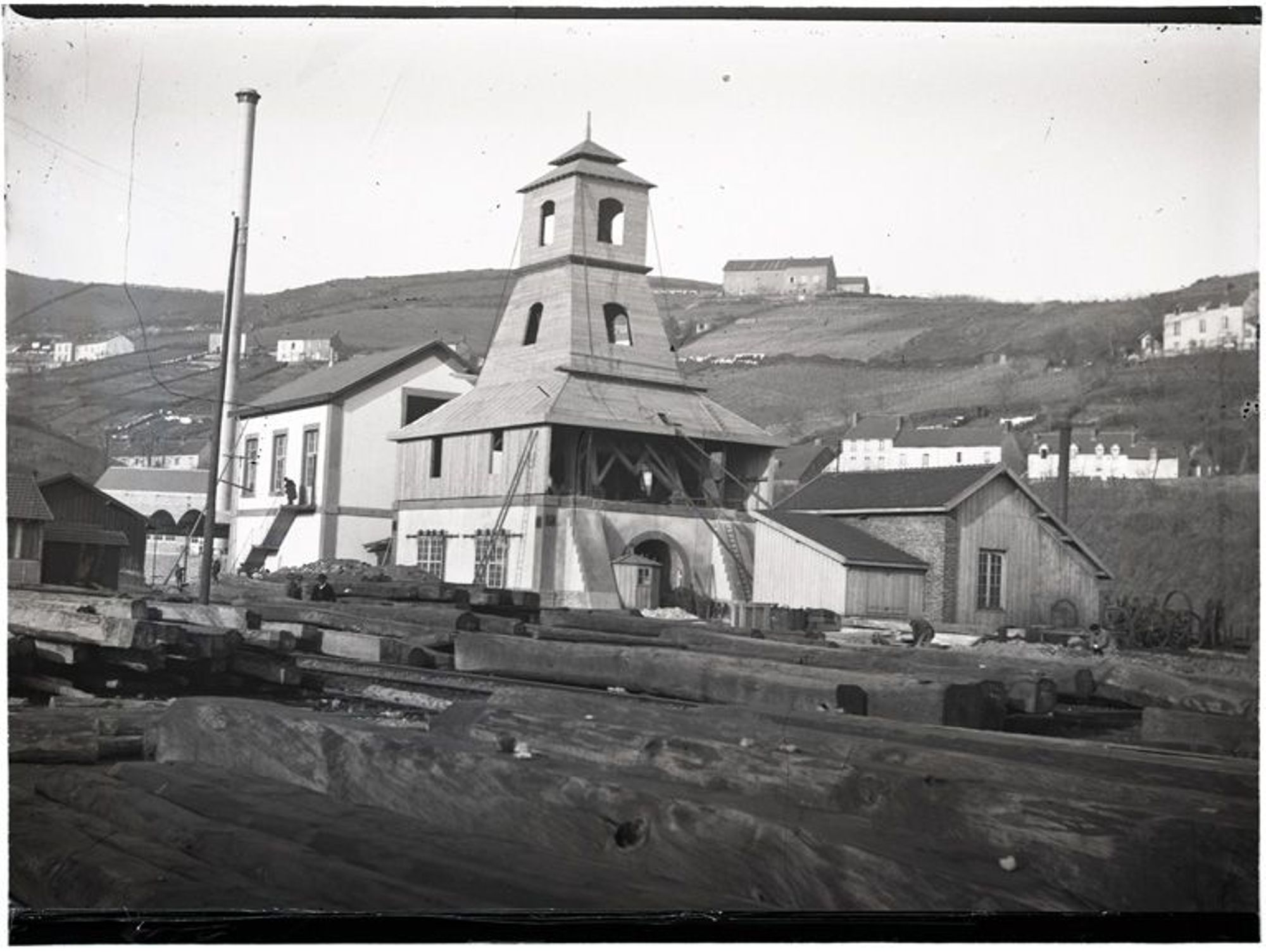 Le puits Saint-Antoine. Puits mis en activité normale en 1902. L'installation d'un chevalement provisoire, puis du chevalement définitif (provenant du puits XXX), a débuté en 1898. Positif d'après plaque de verre, entre 1898 et 1902. © CUCM, Collection Ec