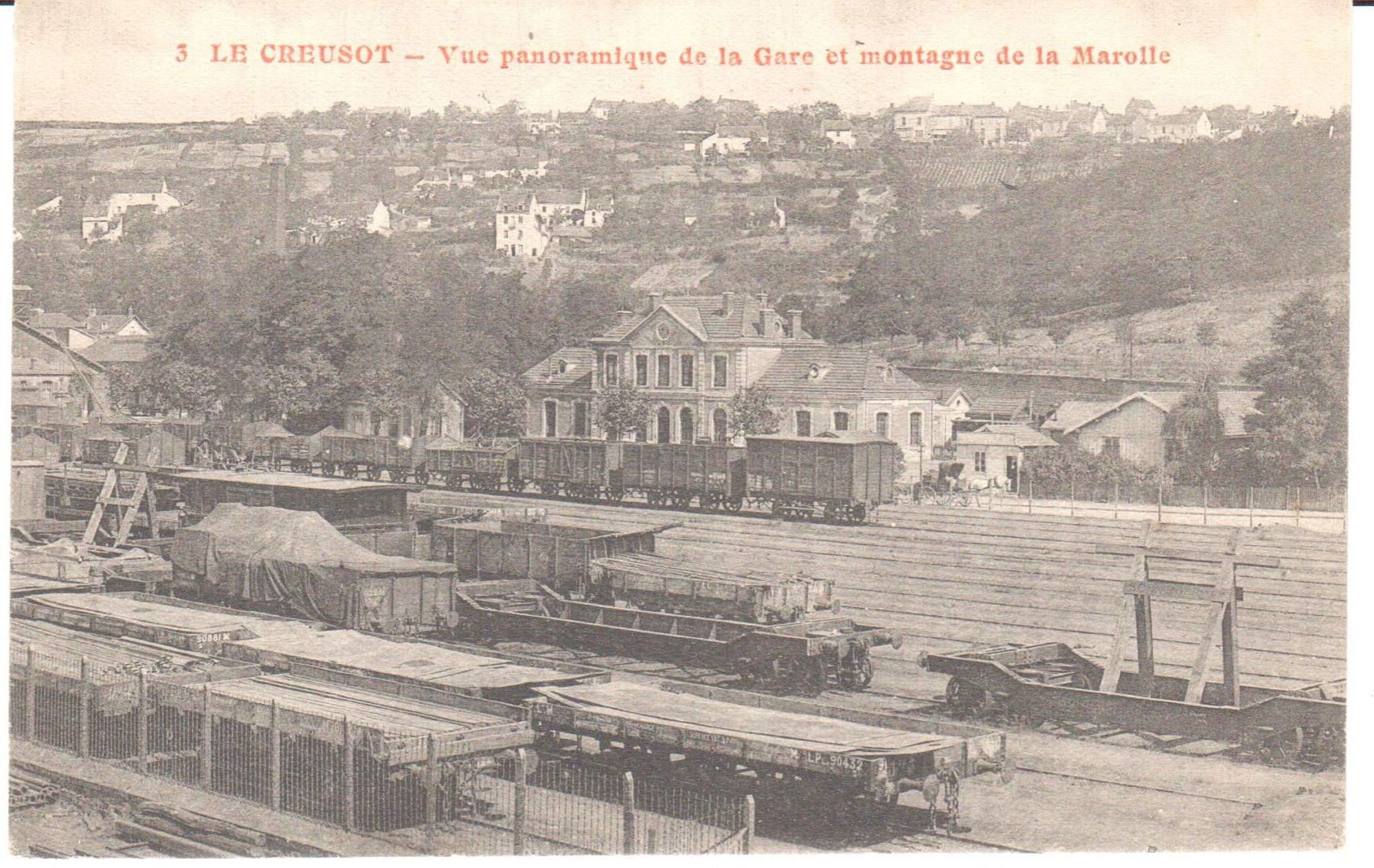 Le Creusot. Vue panoramique de la Gare et montagne de la Marolle. Carte postale mise en circulation le 1er décembre 1916. Collection privée.