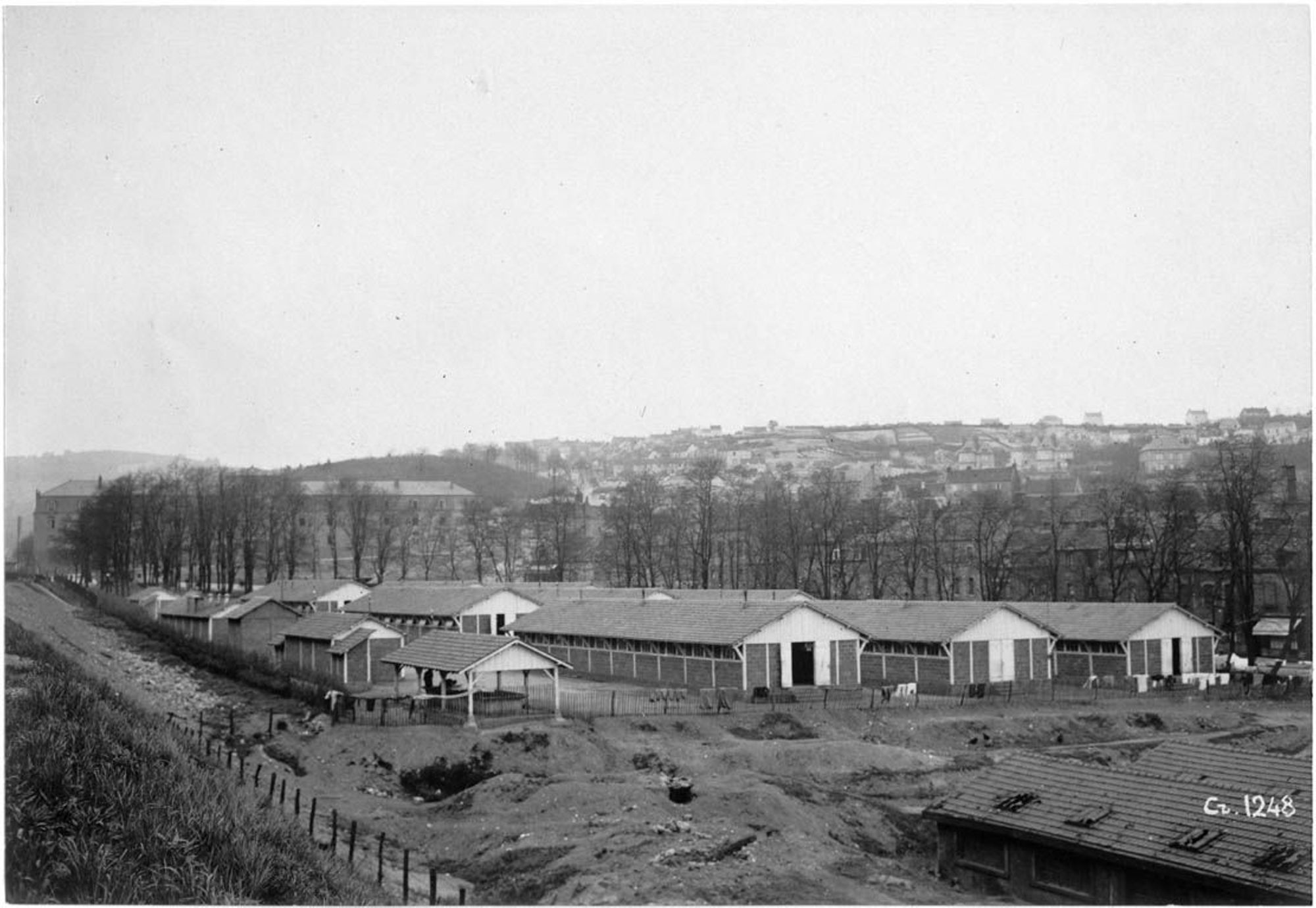 Le Creusot : Cantonnement algérien, rue de la Gare (= rue Anatole France) - vue d'ensemble.