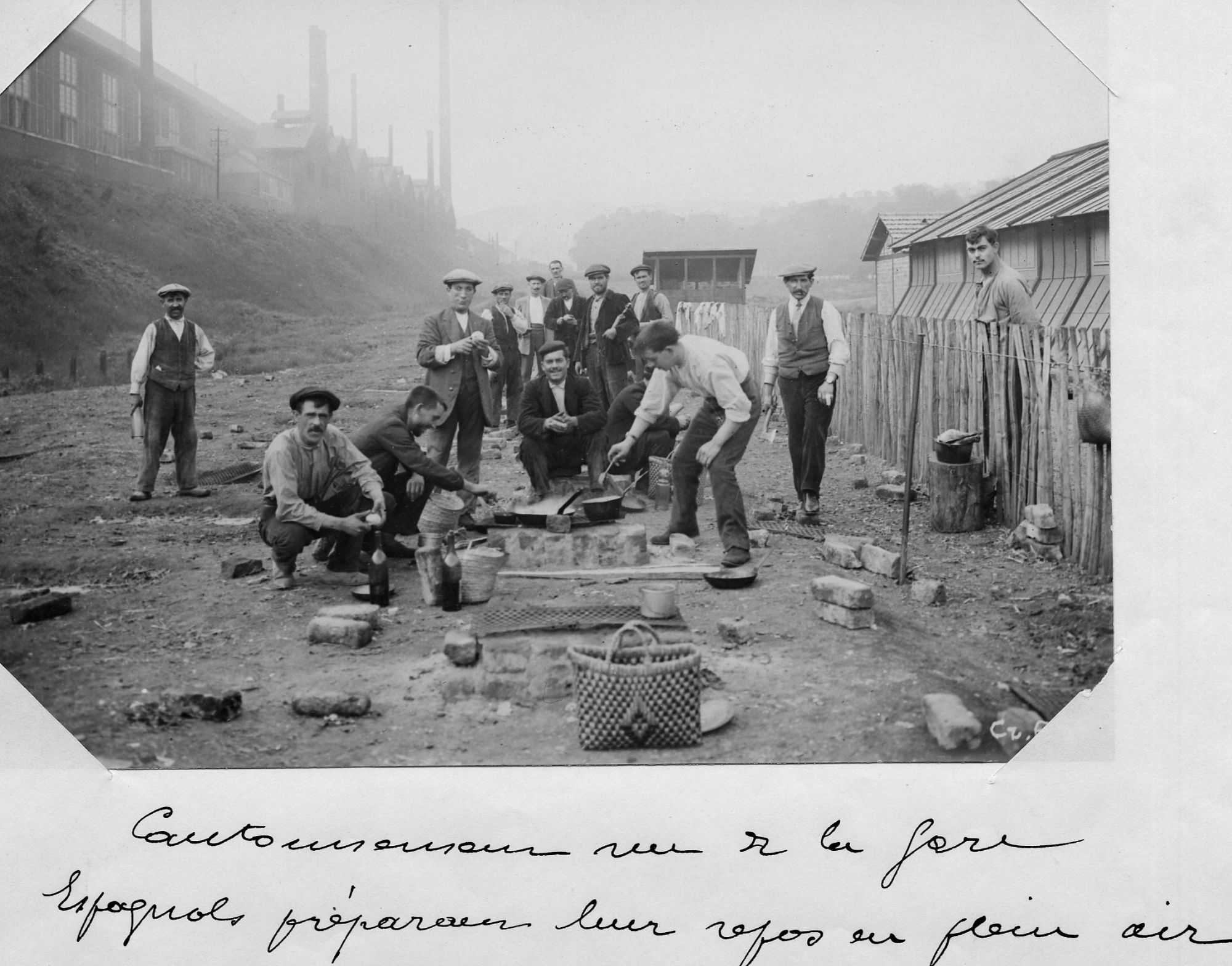 Le Creusot : Cantonnement rue de la Gare, Espagnols préparant leur repos en plein air. Collection AFB