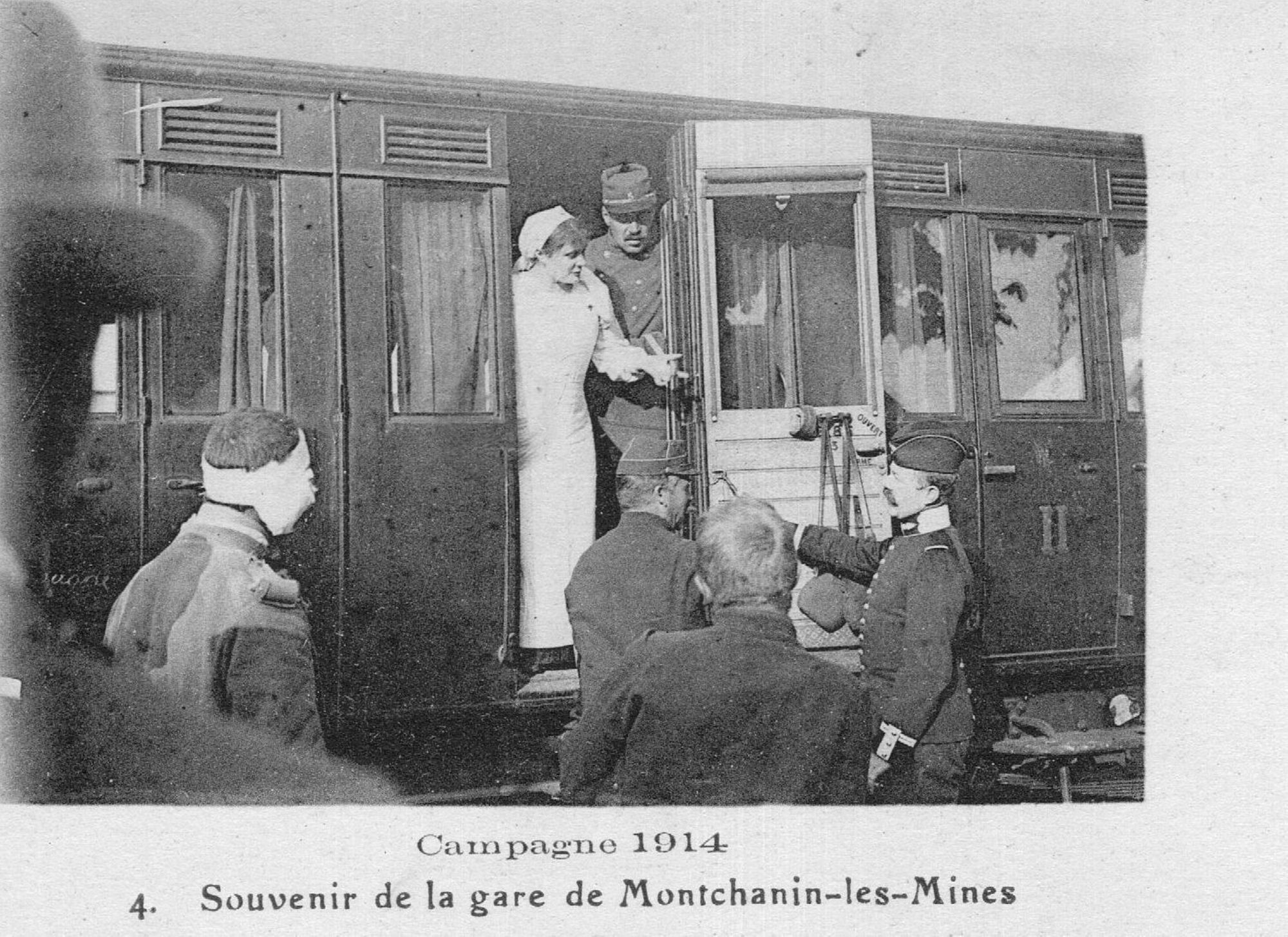 Trains sanitaires en gare de Montchanin-les-Mines. Collection privée.