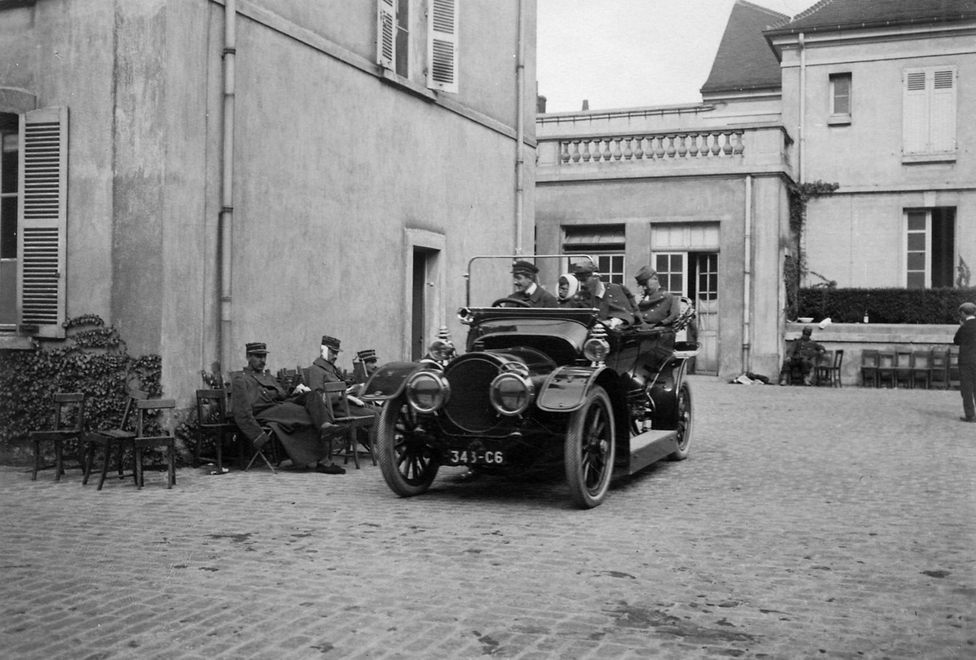 Hôpital temporaire n°27- Septembre 1914-Château de la Verrerie- Arrivée de blessés en automobile. Collection AFB.