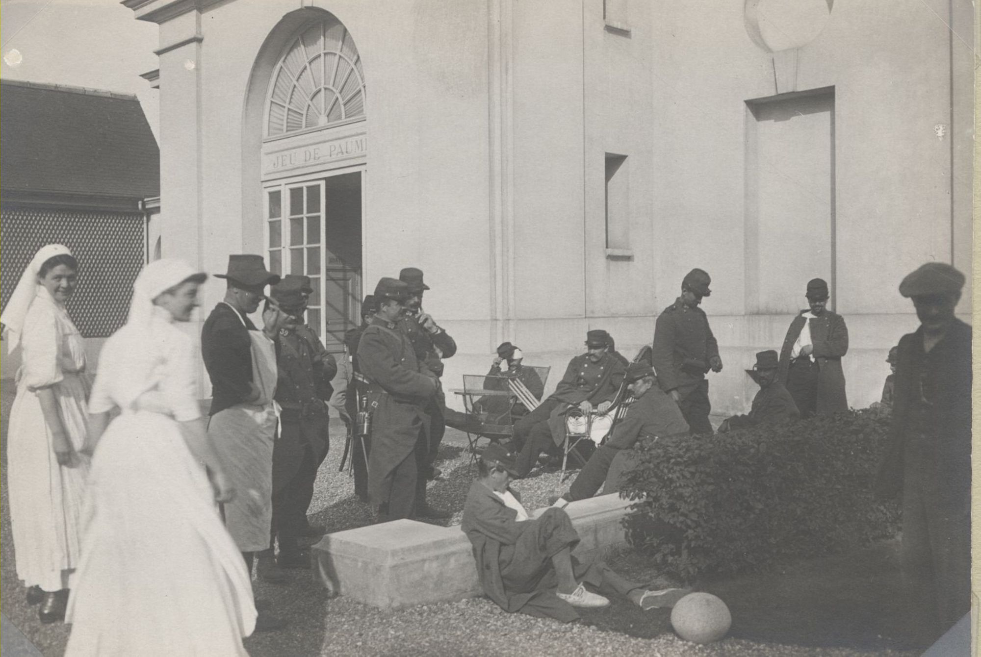 Hôpital temporaire n°27- Septembre 1914-Château de la Verrerie- Infirmières et blessés se reposant à l'extérieur. Collection AFB.