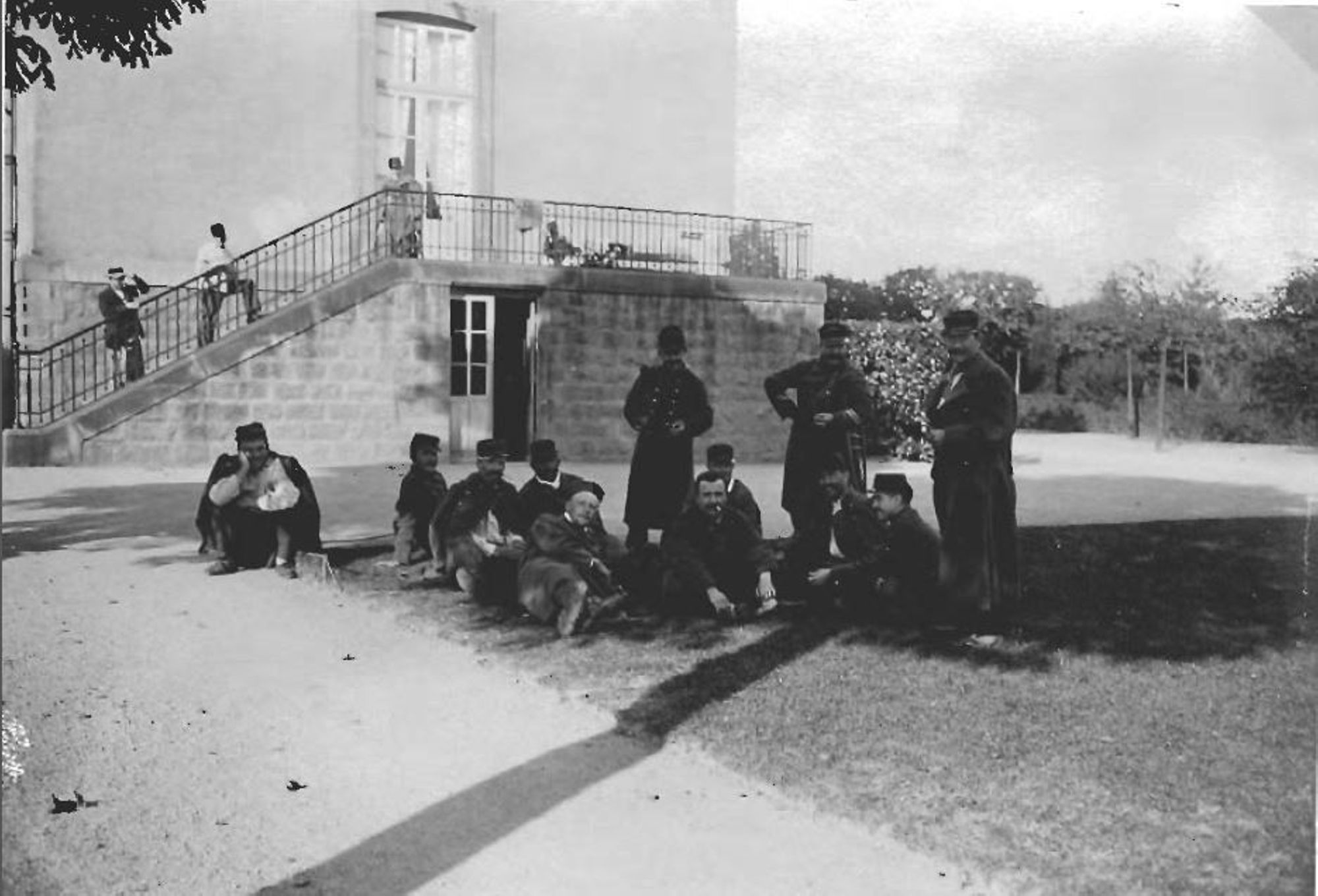 Hôpital temporaire n°64- Octobre 1914- Hôtel-Dieu-convalescents dans les jardins. Collection AFB.