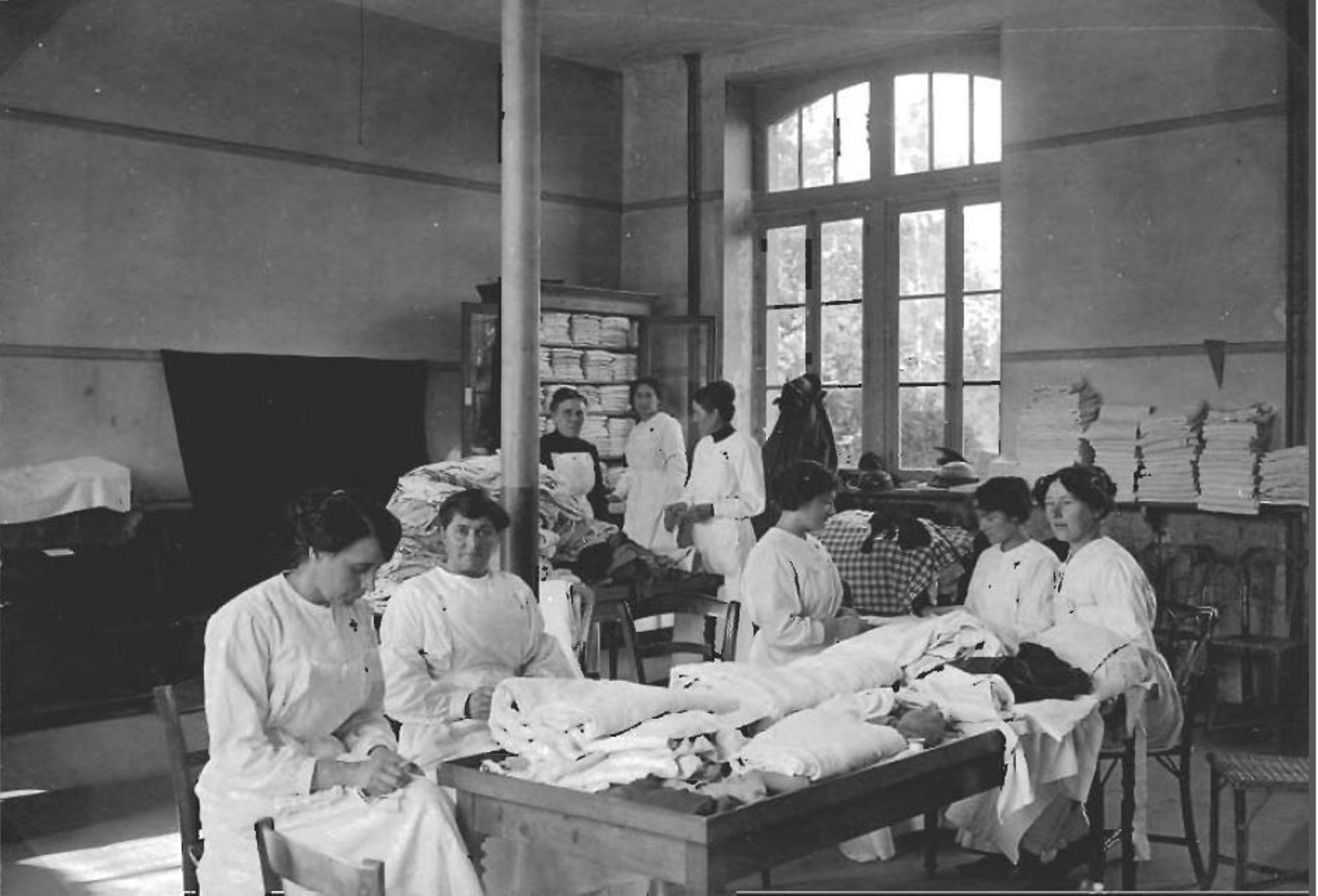 Hôpital temporaire n°64- Octobre 1914-Ecole de filles - Groupe Est Croix-Menée-salle des pansements. Collection AFB.