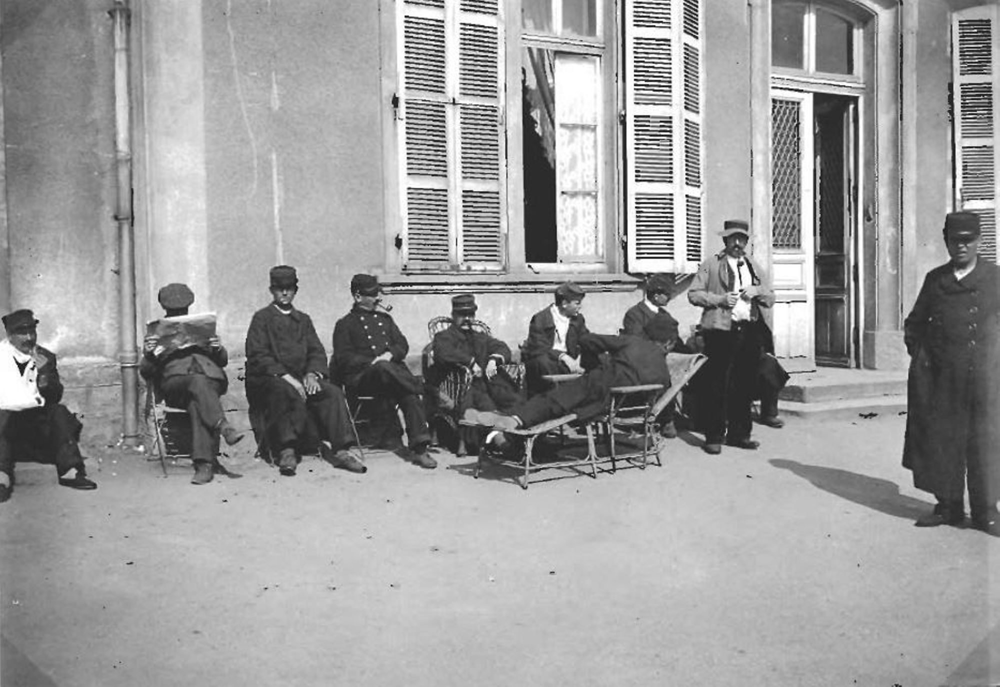 Hôpital temporaire n°64- Octobre 1914-Ecole de filles - Groupe Est Croix-Menée- Convalescents dans la cour. Collection AFB.