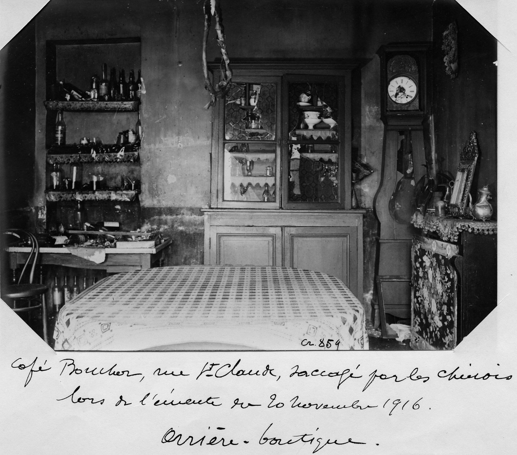 La mise à sac du Café Bouchot le 23 novembre 1916. Collection AFB